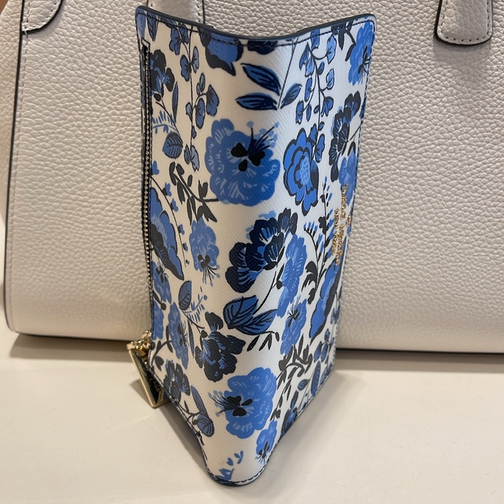 Kate Spade Madison Vase Floral Large Slim Bifold Wallet
Blue Multi
NWT - Picture 5 of 16